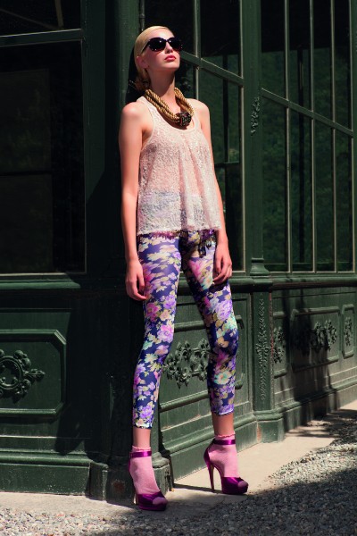 Modne legginsy z pi&#281;knym kwiatowym wzorem Flowery firmy Trasparenze